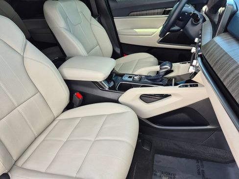 Certified 2025 Kia Telluride SX w/ SX Captain's Chair Package AWD/4WD image 17