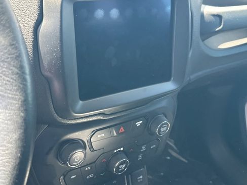 Used 2020 Jeep Renegade Latitude w/ UConnect 8.4 Nav Group AWD/4WD image 18