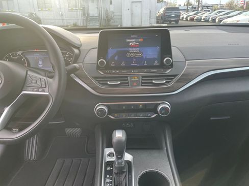 Used 2025 Nissan Altima 2.5 SV image 17