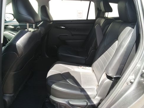 Used 2021 Toyota Highlander XLE AWD/4WD image 10