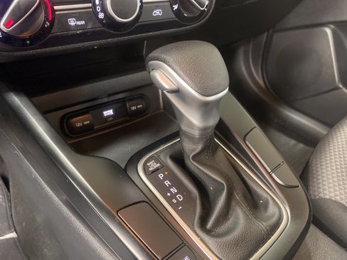 Used 2025 Kia Soul LX w/ LX Technology Package FWD image 21