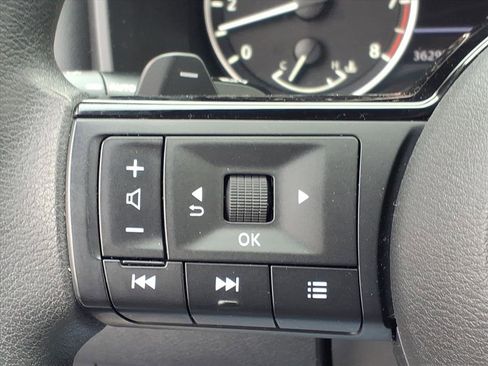 Used 2023 Nissan Rogue SV image 19