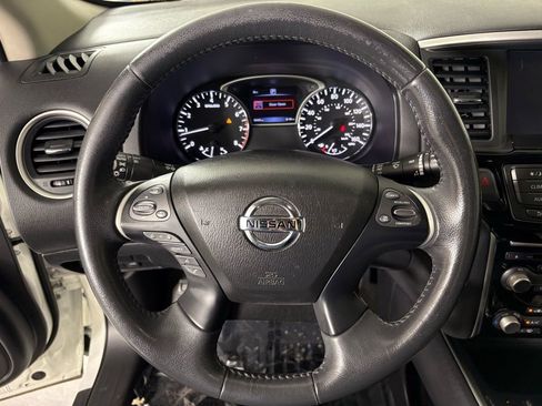 Certified 2017 Nissan Pathfinder SV image 18