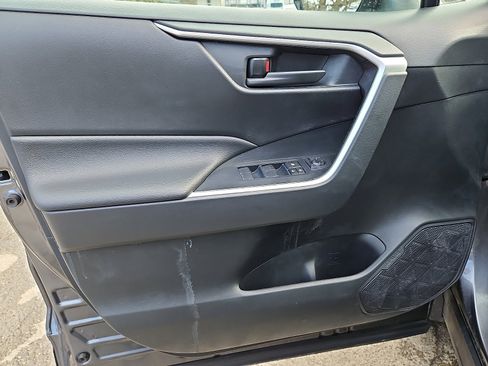 Used 2019 Toyota RAV4 LE image 13