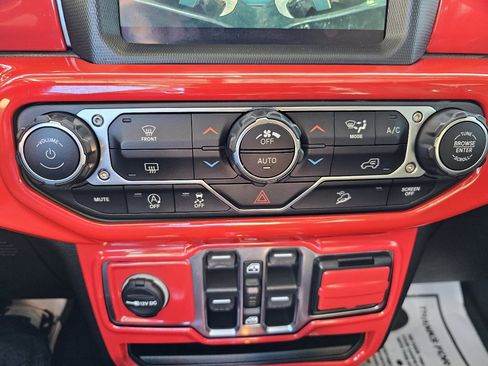 Used 2020 Jeep Wrangler Unlimited Sahara w/ Uconnect 4C Nav & Sound Group image 17