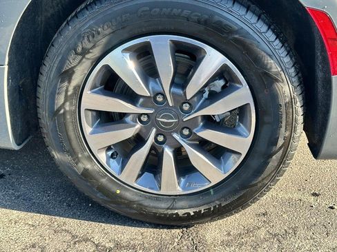 Used 2022 Chrysler Pacifica Touring-L FWD image 7