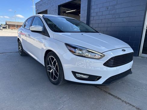 Used 2018 Ford Focus SE w/ SE Appearance Package FWD image 2