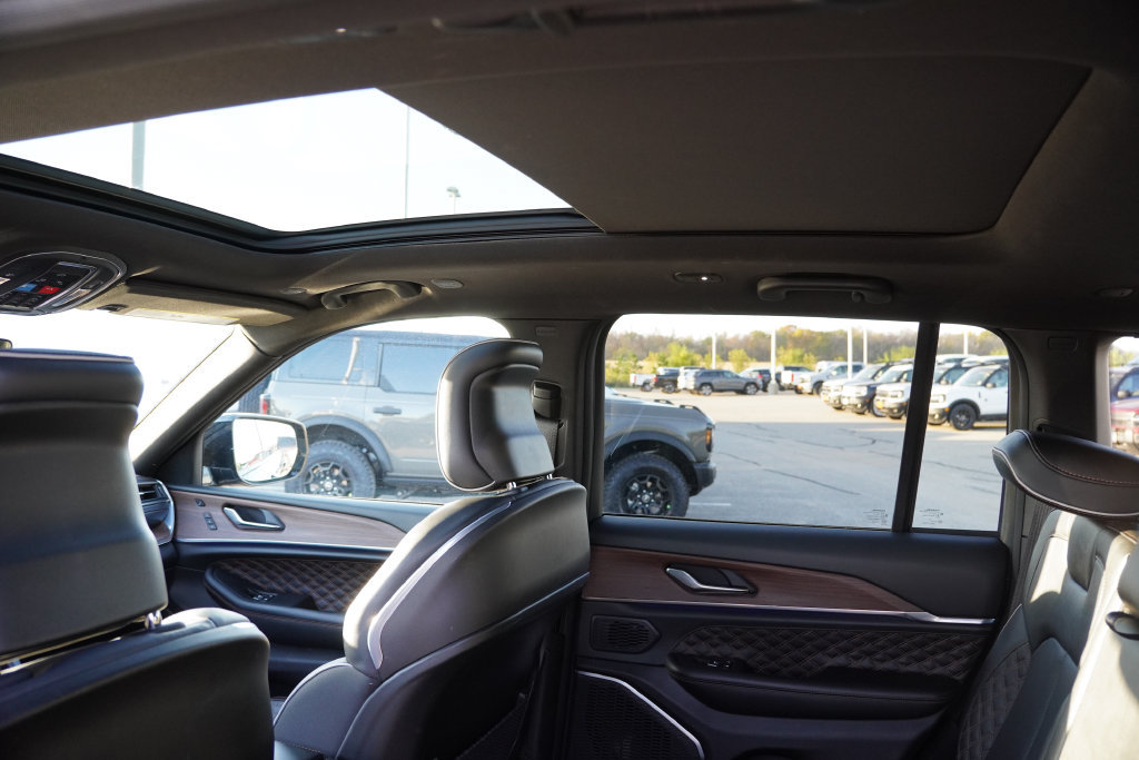 Certified 2025 Jeep Grand Cherokee Summit w/ Obsidian Package AWD/4WD image 19