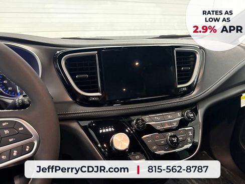New 2027 Chrysler Pacifica Select FWD image 29