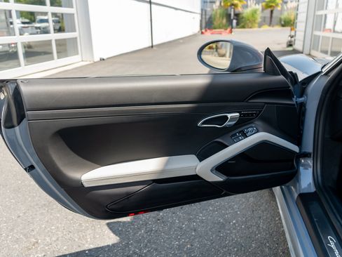 Used 2024 Porsche 718 Cayman RWD image 10