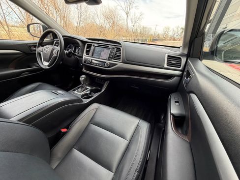 Used 2018 Toyota Highlander XLE image 18
