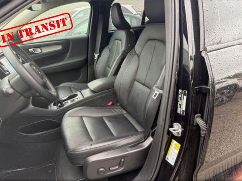 Used 2023 Volvo XC40 B5 Core w/ Convenience Package AWD/4WD image 3