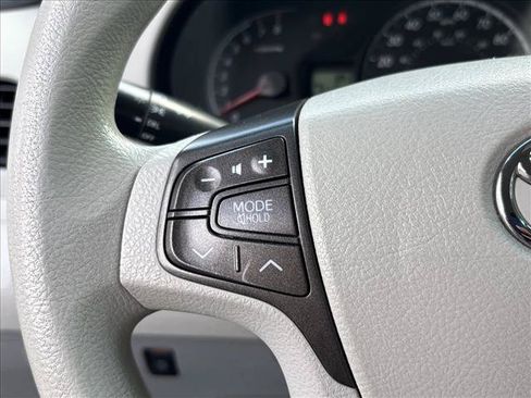 Used 2013 Toyota Sienna LE w/ Towing Pkg FWD image 16