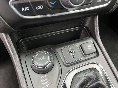 Certified 2020 Jeep Cherokee Limited w/ Luxury Group image 22