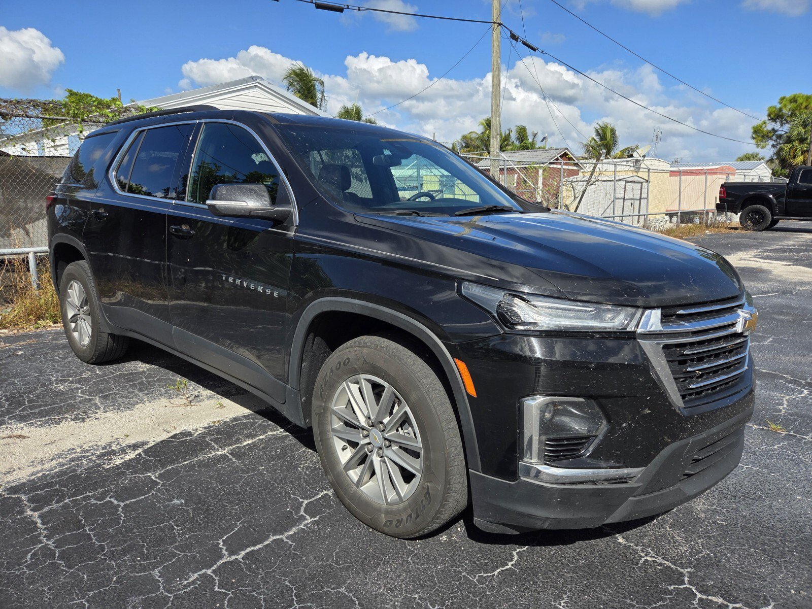 Used 2023 Chevrolet Traverse LT FWD image 2