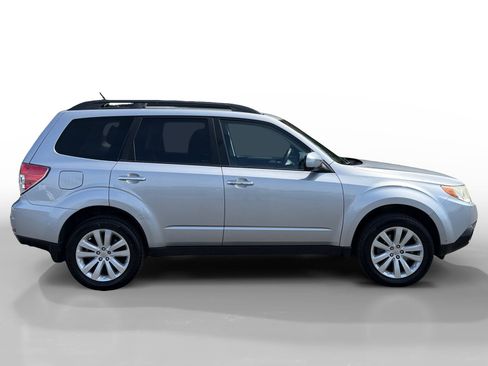 Used 2013 Subaru Forester 2.5X Premium w/ All-Weather Plus Pkg AWD/4WD image 6