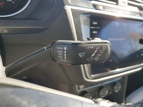 Used 2018 Volkswagen Tiguan SE w/ Panoramic Sunroof Package image 36