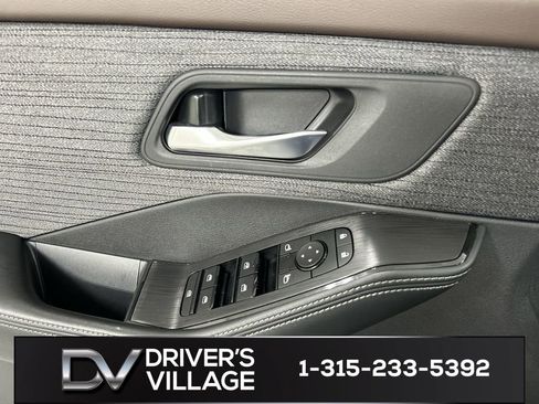 Used 2023 Nissan Rogue SV image 11