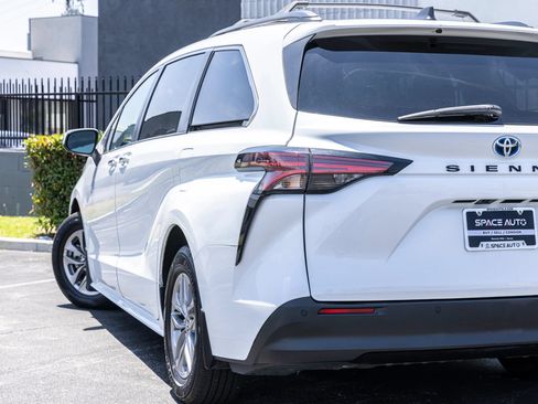 Used 2022 Toyota Sienna XLE w/ XLE Plus Package FWD image 9