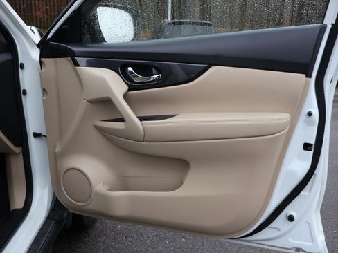 Used 2020 Nissan Rogue SV image 9