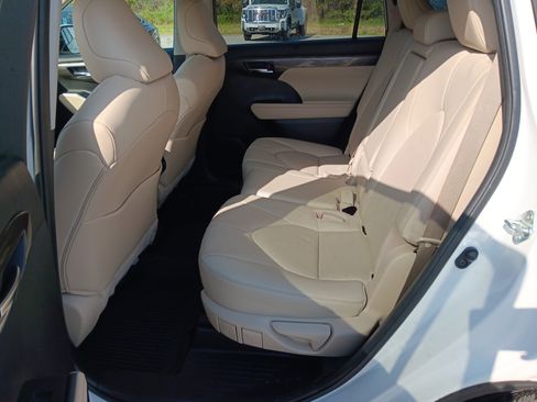 Used 2023 Toyota Highlander Limited FWD image 16