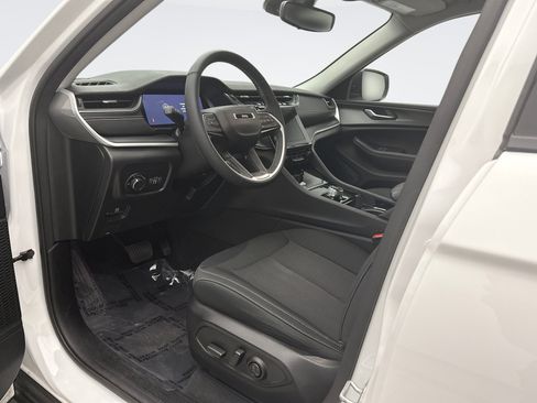 Used 2023 Jeep Grand Cherokee Laredo w/ Luxury Tech Group I AWD/4WD image 10