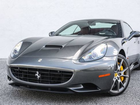 Used 2010 Ferrari California RWD image 11