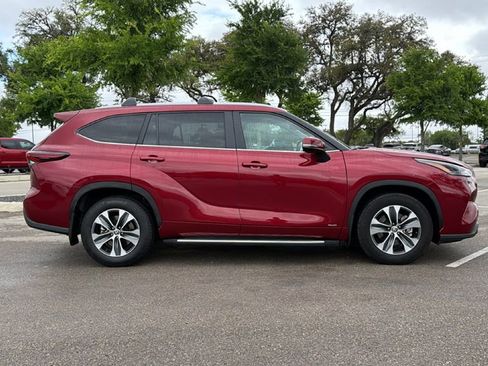 Certified 2025 Toyota Highlander XLE AWD/4WD image 4