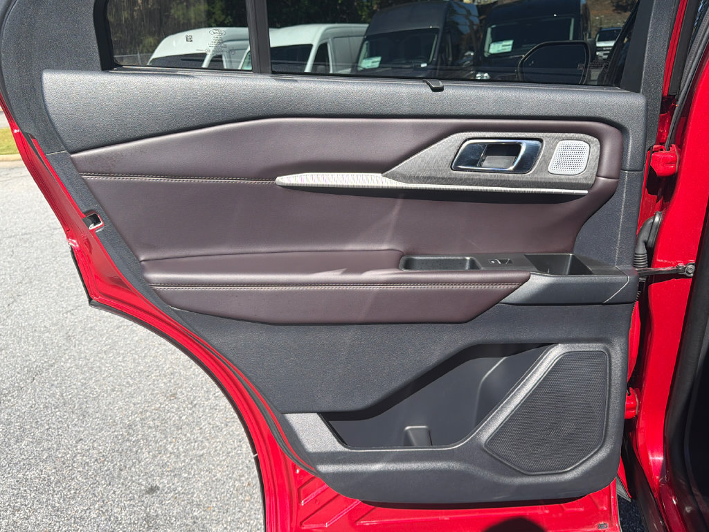 Used 2025 Ford Explorer Platinum RWD image 23