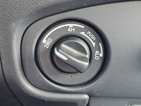 Used 2024 Nissan Frontier SV image 24