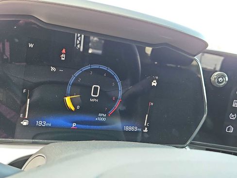 Used 2025 Chevrolet Trax LT w/ LT Convenience Package FWD image 22