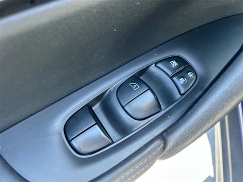 Used 2018 Nissan Rogue SV w/ Premium Package image 24