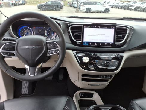 Used 2023 Chrysler Pacifica Touring-L image 15