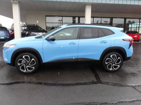 Used 2024 Chevrolet Trax RS w/ Sunroof Package FWD image 2