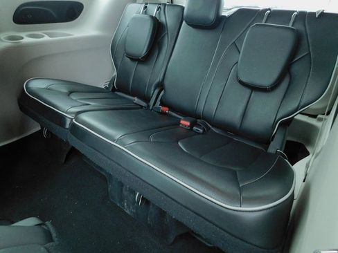 Used 2024 Chrysler Pacifica Limited image 25