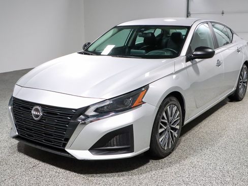 Used 2024 Nissan Altima 2.5 SV FWD image 29