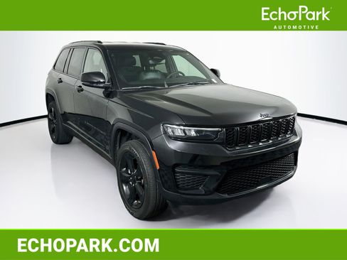 Used 2023 Jeep Grand Cherokee Altitude RWD image 1