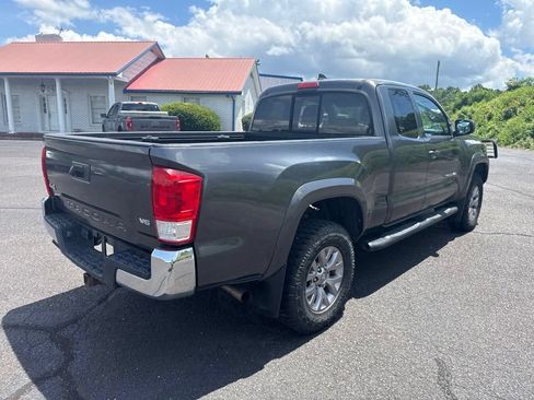 Used 2016 Toyota Tacoma SR5 w/ SR5 Appearance Package (SN) AWD/4WD image 10