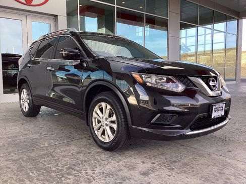 Used 2016 Nissan Rogue SV image 2