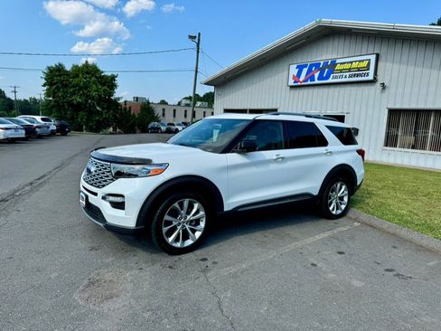 Used 2021 Ford Explorer Platinum w/ Equipment Group 601A AWD/4WD image 2