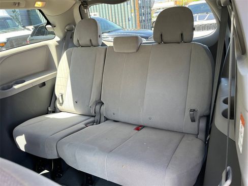 Used 2020 Toyota Sienna L w/ Carpet Mat Package image 23