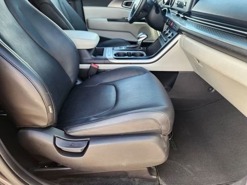 Certified 2023 Kia Carnival LX image 18