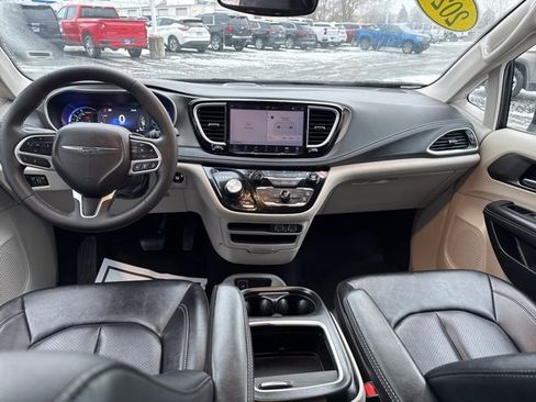Used 2024 Chrysler Pacifica Select image 21