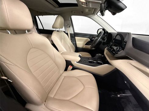 Certified 2023 Toyota Highlander XLE image 48