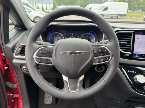 Used 2025 Chrysler Pacifica Select FWD image 15