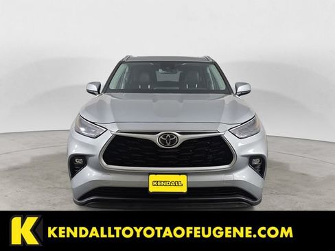 Used 2022 Toyota Highlander XLE AWD/4WD image 8