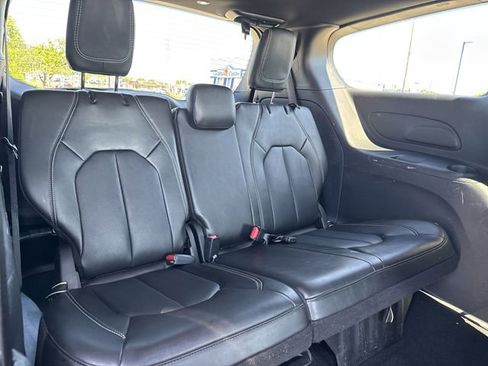 Used 2025 Chrysler Pacifica Select FWD image 25