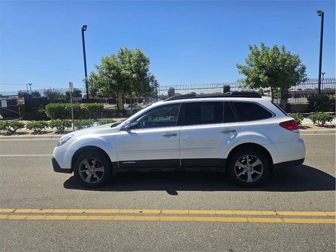 Used 2013 Subaru Outback 3.6R Limited AWD/4WD image 8
