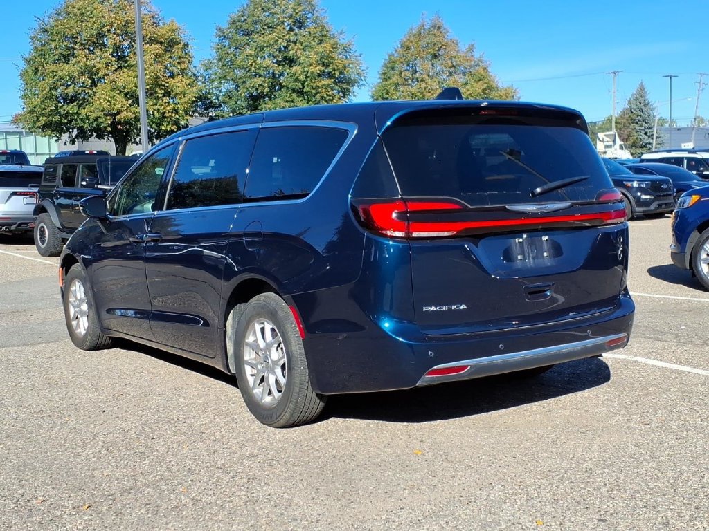 Used 2025 Chrysler Pacifica Select FWD image 3