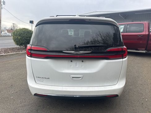 Used 2022 Chrysler Pacifica Touring-L image 5